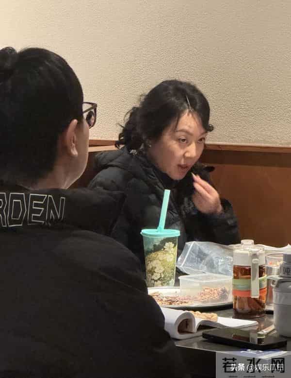网友在沈阳烤肉店偶遇闫妮 她私下状态松弛 嗑着瓜子吃着烤肉超惬意