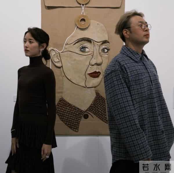 杜海涛和刘强东老婆章泽天一起看展,身材苗条有气质,很美