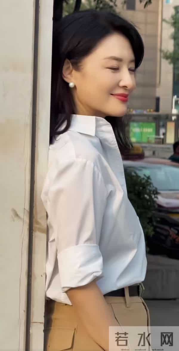 当年一排主持人就周涛最好看,那么落落大方,气质优雅