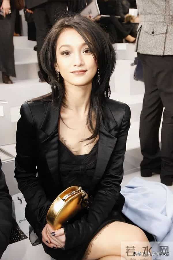 50岁周迅头发花白,瘪嘴模样一脸老态认不出,无儿无女成最大遗憾