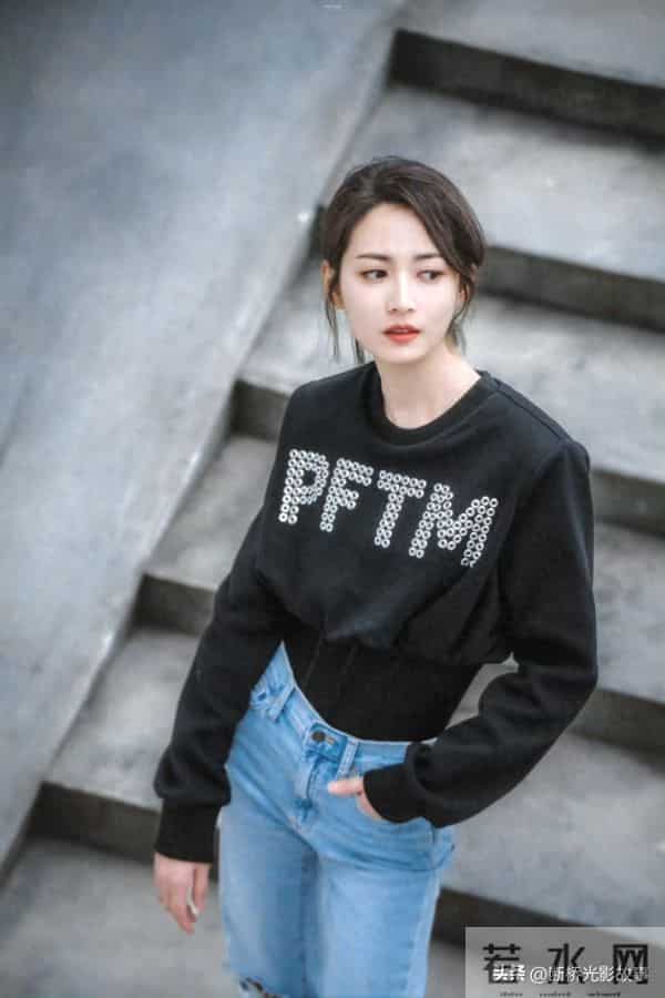 陈钰琪街拍：黑衫配牛仔，简约造型氛围感拉满