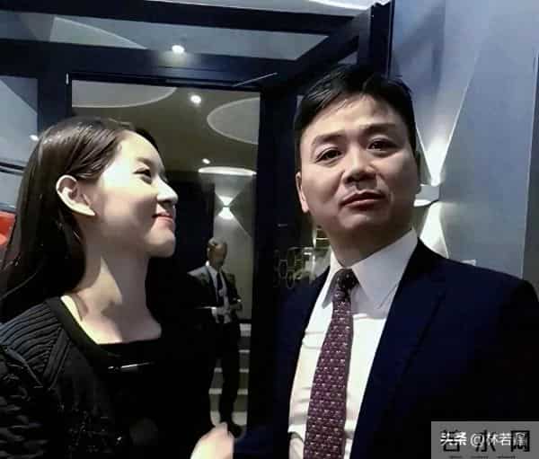 刘强东章泽天出席峰会,夫唱妇随好甜蜜,章泽天打扮休闲,很松弛