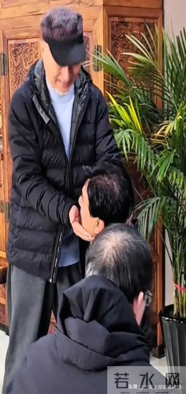 陈佩斯和姜昆、朱时茂聚餐，高档会所喝5块汽水，合影暴露了咖位