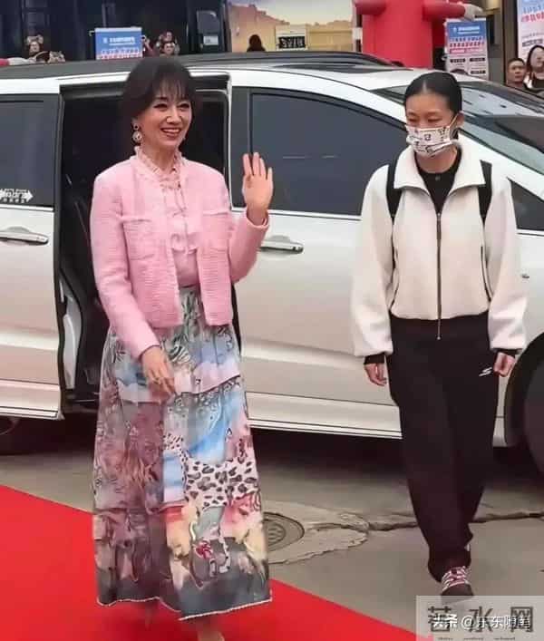 71岁的赵雅芝 依然穿着10厘米高跟鞋 戴假发亮相活动 状态不输年轻人