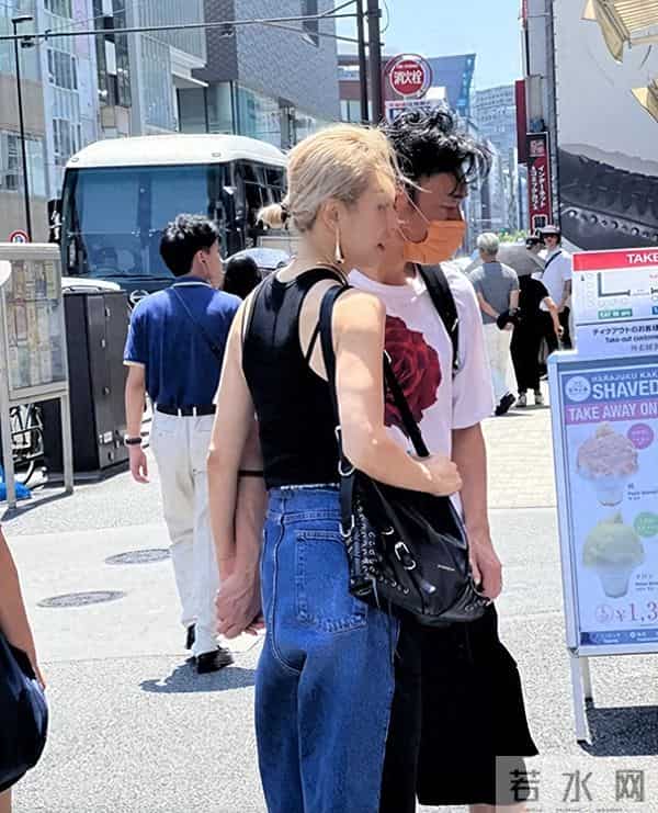 突发！香港著名天后紧急入院，腰部两处撕裂，需拄拐杖坐轮椅外出