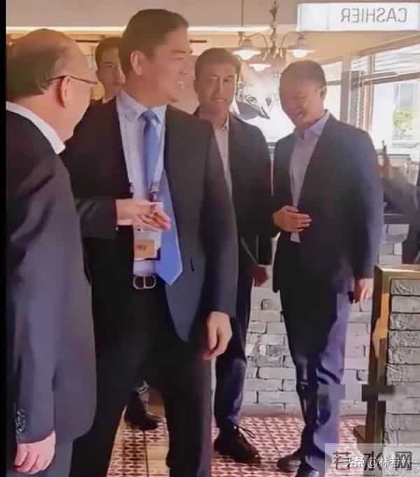 刘强东章泽天出席峰会,夫唱妇随好甜蜜,章泽天打扮休闲,很松弛