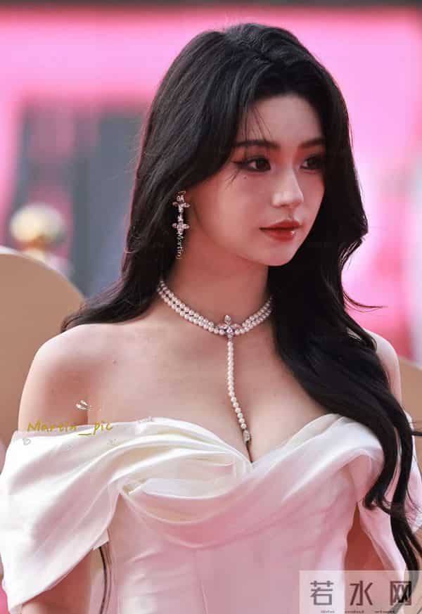 胡亦瑶长相甜美，身材却很火辣哦！