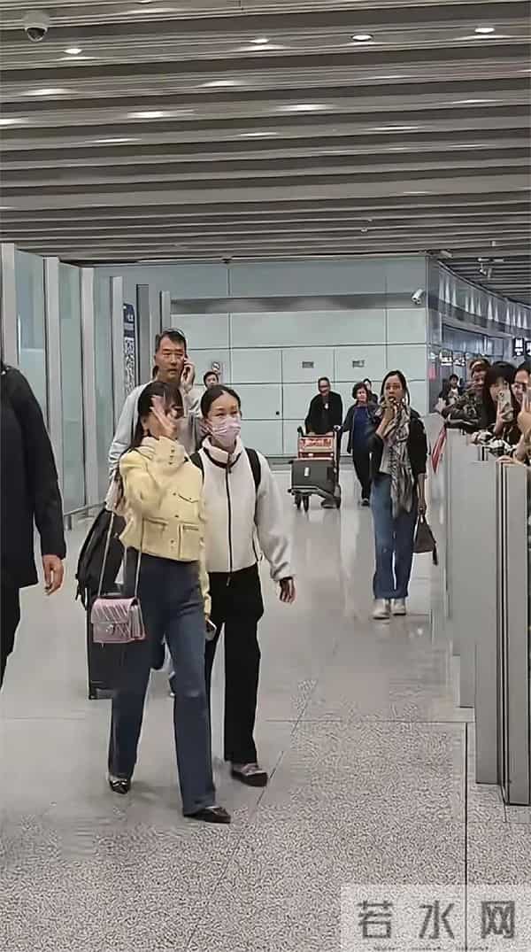 72岁的赵雅芝近照曝光,手背青筋爆出,有大肚腩,走路像个老太太