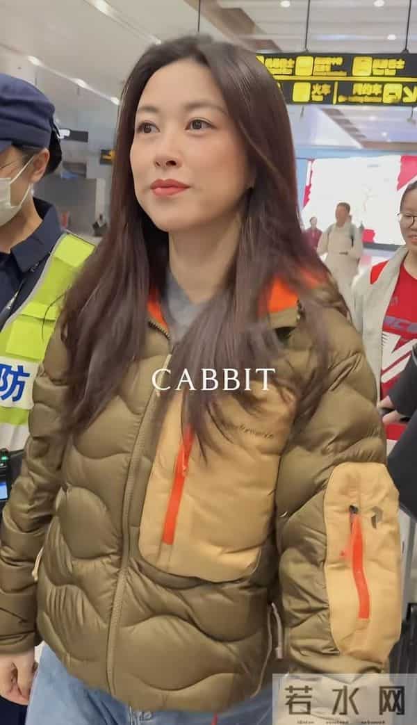 朱珠现身机场被偶遇 身穿吐司羽绒服搭牛仔裤 真是人美穿啥都好看
