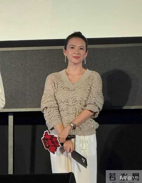 46岁章子怡增肥后大变样!穿针织衫+白裤好显贵,差点认不出!