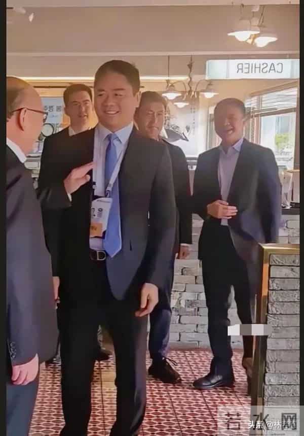 刘强东章泽天出席峰会,夫唱妇随好甜蜜,章泽天打扮休闲,很松弛