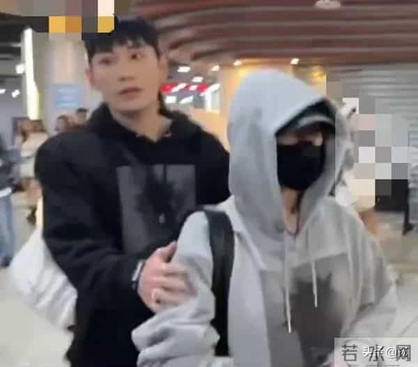 小S去看韩星权志龙演唱会，男助理搂着她肩膀一直保护，举止亲密