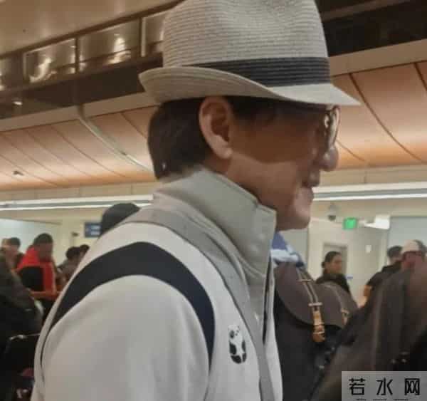 成龙机场主动喊刘亦菲合影,刘亦菲瑜伽裤显腿很细,身材太棒了