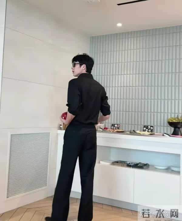 巴黎偶遇刘雯和男友 井柏然这个腰太爱了温润如玉相得益彰