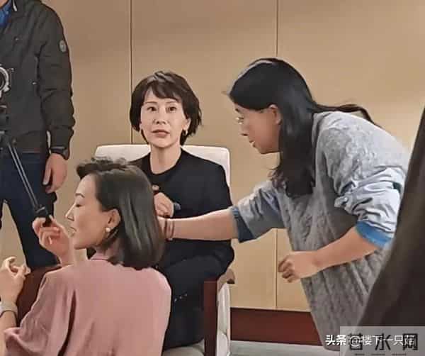 47岁海清烫头出席活动 身姿挺拔 笑容有亲和力 发型老气 没有直发好看