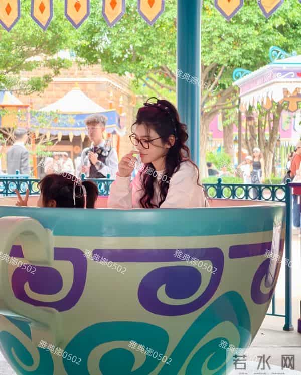 香港迪士尼偶遇何猷君夫妇，6岁的儿子跟奚梦瑶刚出道时长得超像