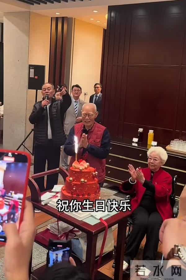 张勇手庆生张光北忙张罗,两人并非父子!陈宝国送花托束超细心