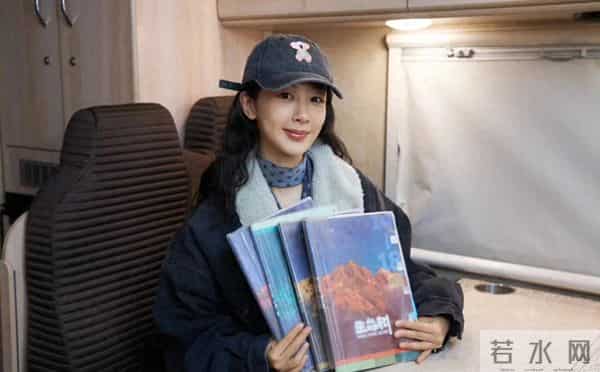 杨紫家庭聚会好温馨,32岁她素颜似少女,父母颜值高状态超年轻