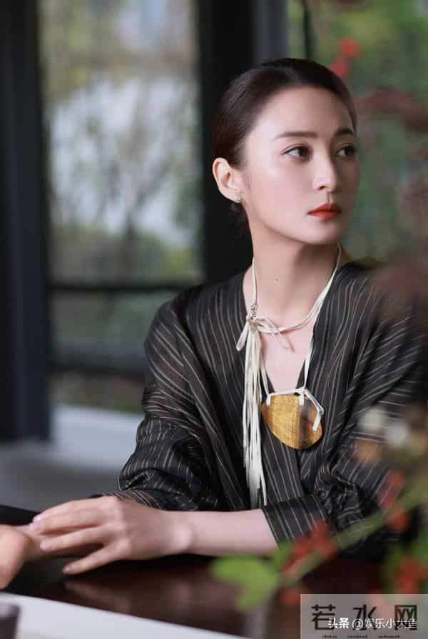 蒋勤勤出席电影大数据荣誉之夜，竖条纹中式衣，红唇点缀更显风情