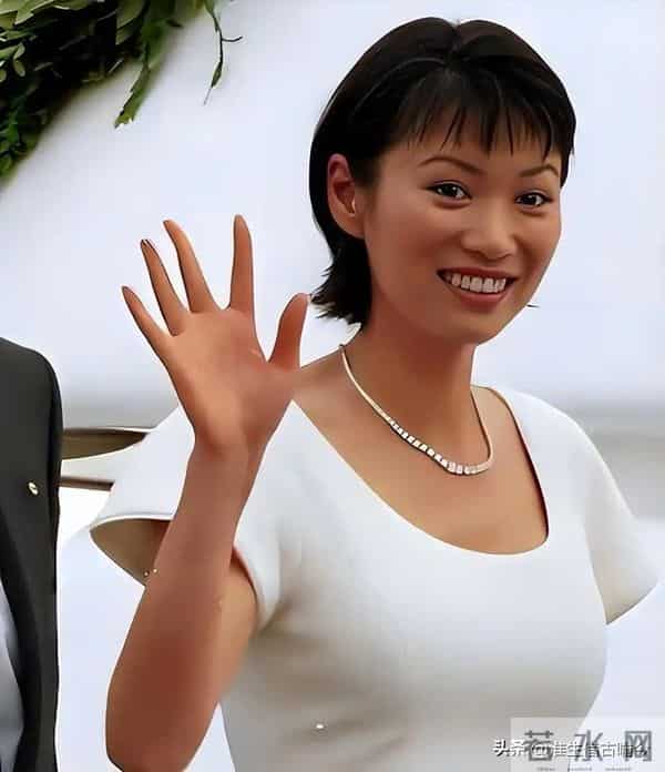 邓文迪和默多克在1999年的合影罕见曝光,邓文迪一头短发像假小子