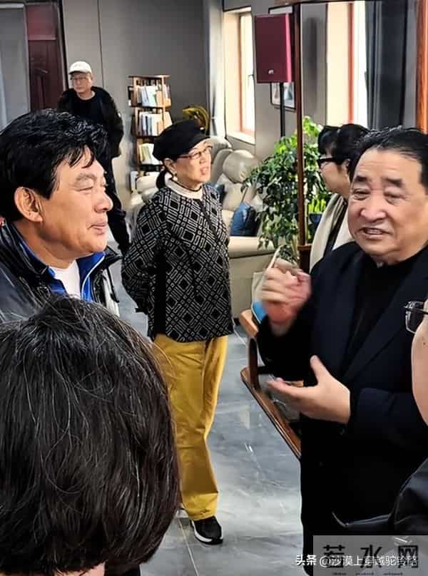 陈佩斯和姜昆、朱时茂聚餐，高档会所喝5块汽水，合影暴露了咖位