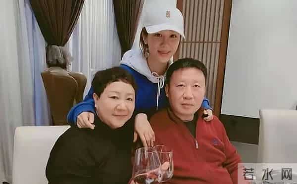 杨紫家庭聚会好温馨,32岁她素颜似少女,父母颜值高状态超年轻