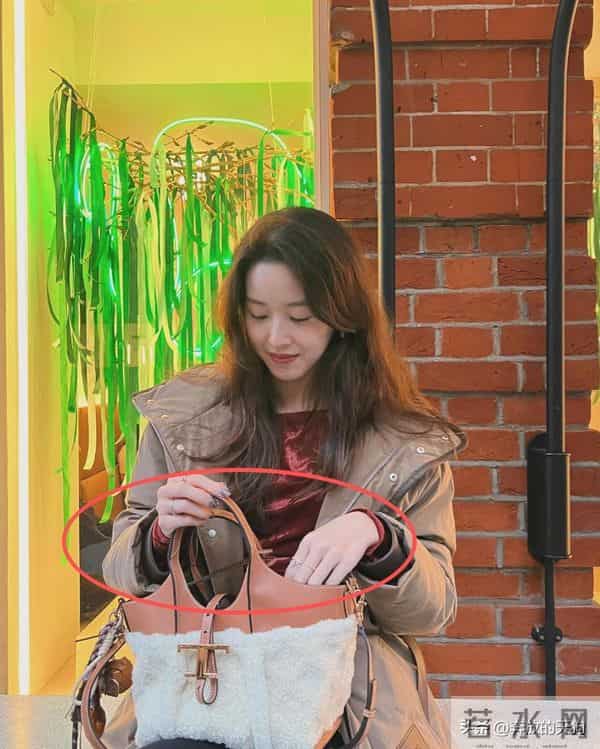 章泽天久违晒新年照，手上戴4个戒指，俏丽模样越来越美！