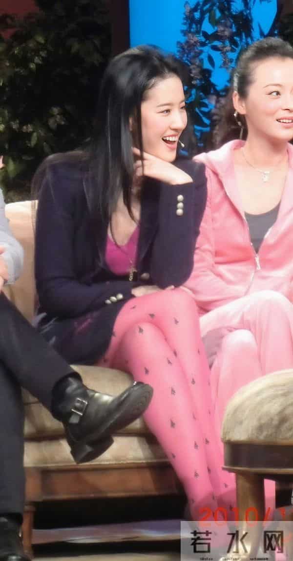 刘亦菲时尚的前沿,红色丝袜