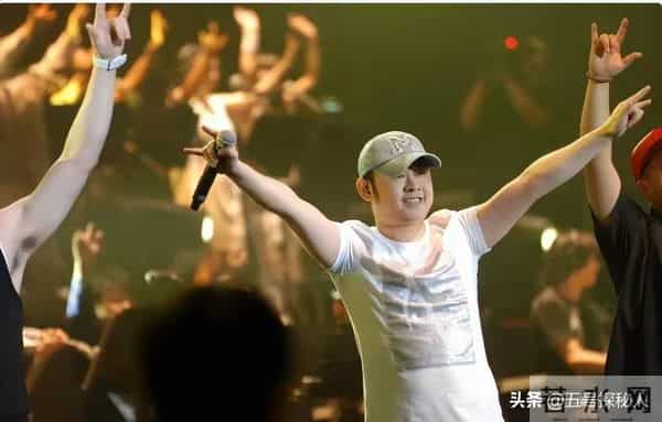 离婚33年后,再看刀郎“和富商私奔”的前妻,她后悔俩字说烂了