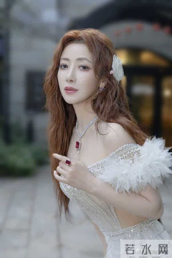 陈紫函仙子美人，姐又穿抹胸纱裙了，真优雅。