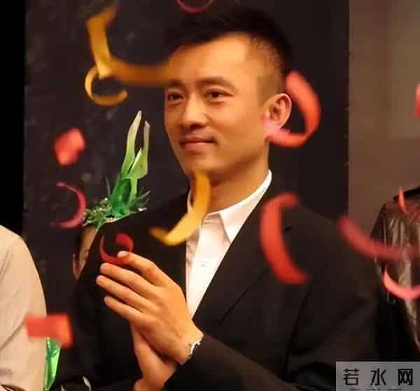 前最帅央视主持人复出,56岁已满头白发,回应身价百亿总裁传闻