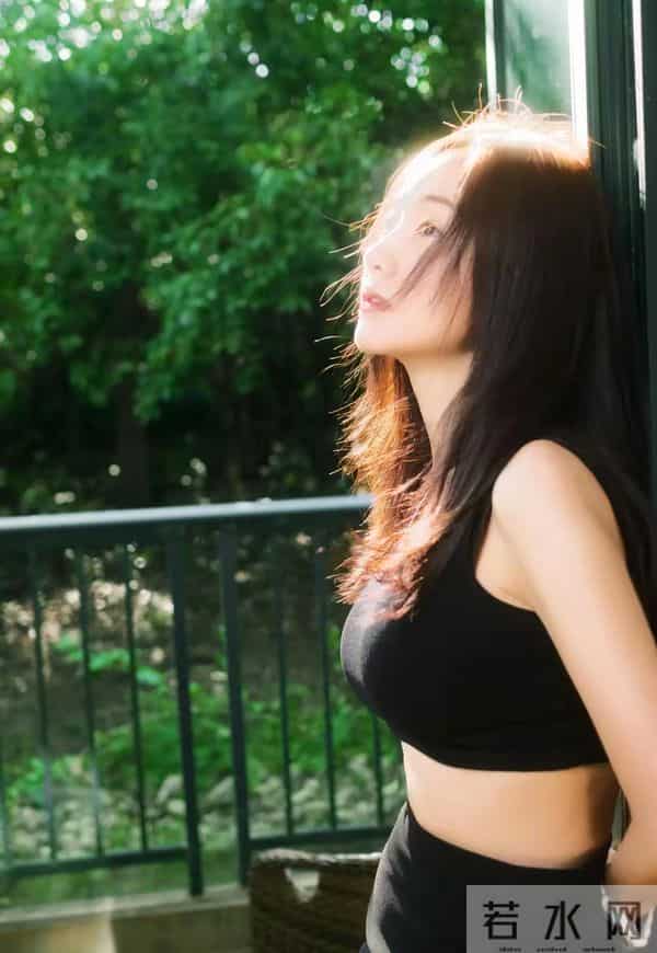 杨蓉这胸是真的吗？跟两个足球一样了，真的非常好看了