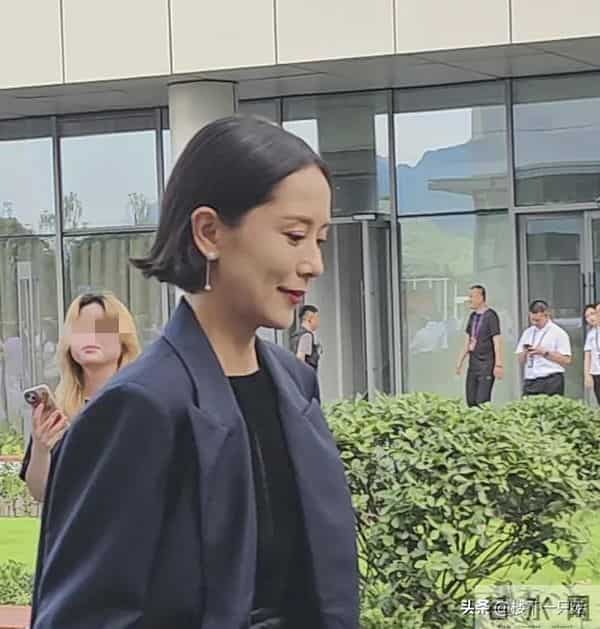 47岁海清烫头出席活动 身姿挺拔 笑容有亲和力 发型老气 没有直发好看