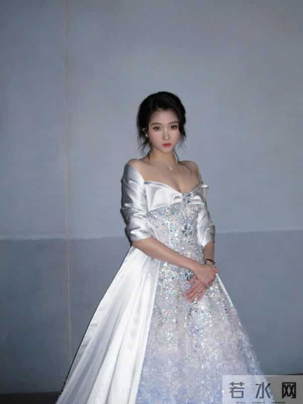 关晓彤的礼服会讲故事!银灰披风抹胸镶钻裙,灵动得像偷了仙女裙