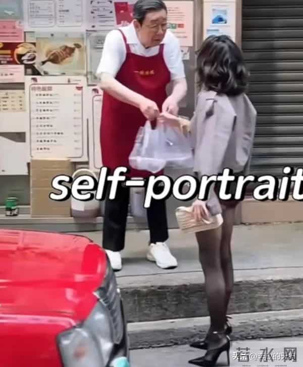 59岁刘嘉玲香港街头彻底放飞,三角裤外穿配黑丝袜,这是啥新潮流