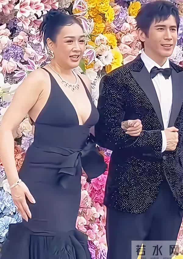 50岁钟丽缇不靠滤镜,靠骨相撑全场。黑裙一穿,不是性感,是底气