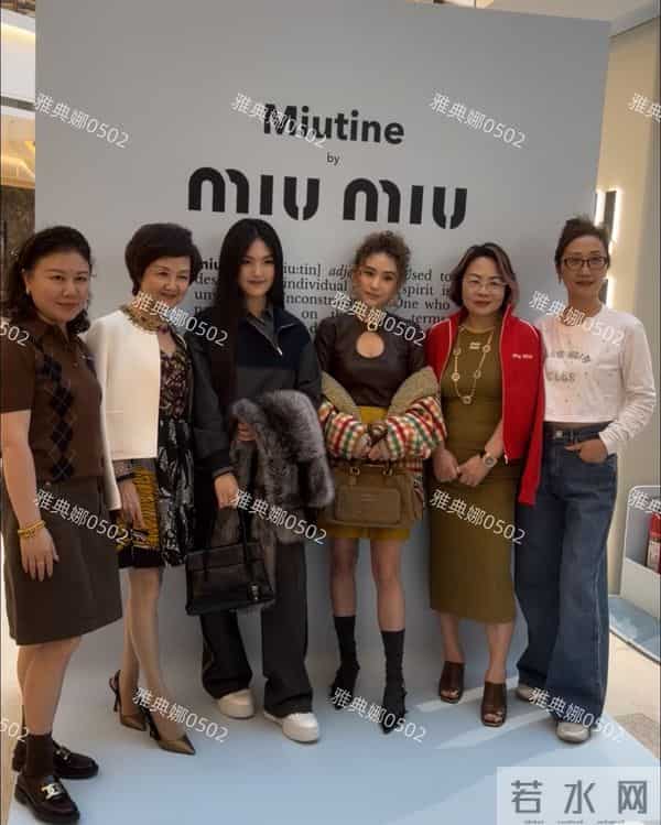 王诗龄何超莲同框,王诗龄虽衣服成熟但胜在年轻何超莲发型显老气