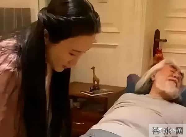 钱再多也没用,74岁张纪中爷孙恋翻车,年仅一岁的女儿遭受恶意