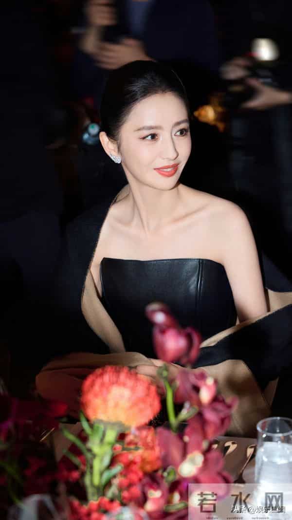 佟丽娅红毯现场,美得让人移不开眼。这对视一笑好甜美的笑容。