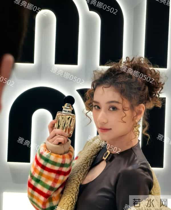 王诗龄何超莲同框,王诗龄虽衣服成熟但胜在年轻何超莲发型显老气