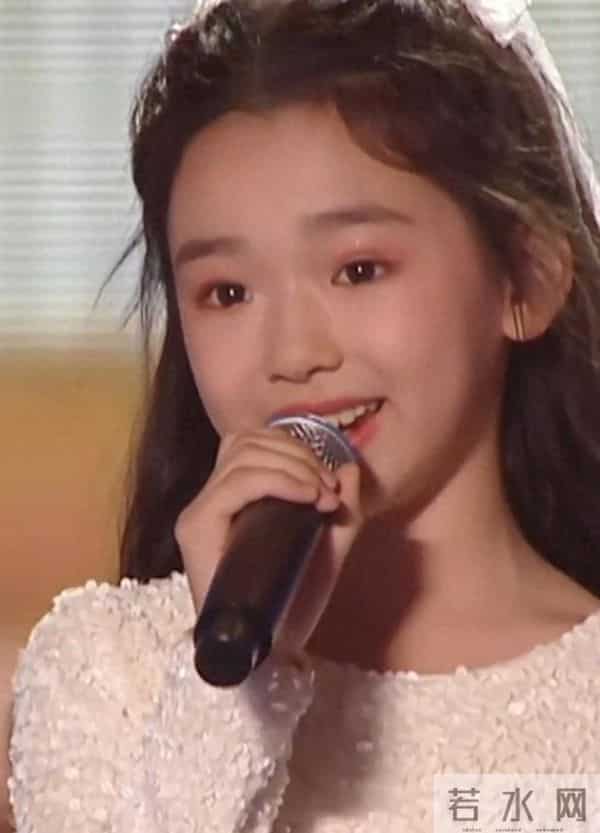 董璇女儿小酒窝在机场遭男子俯身贴近强行合影，小酒窝瞬间被惊吓转头躲开，同行女子护送其离开