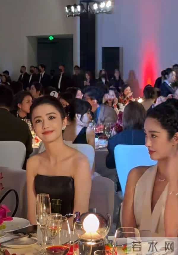 佟丽娅与杨采钰参加晚宴坐一起，一个黑裙一个白裙，美的太耀眼！