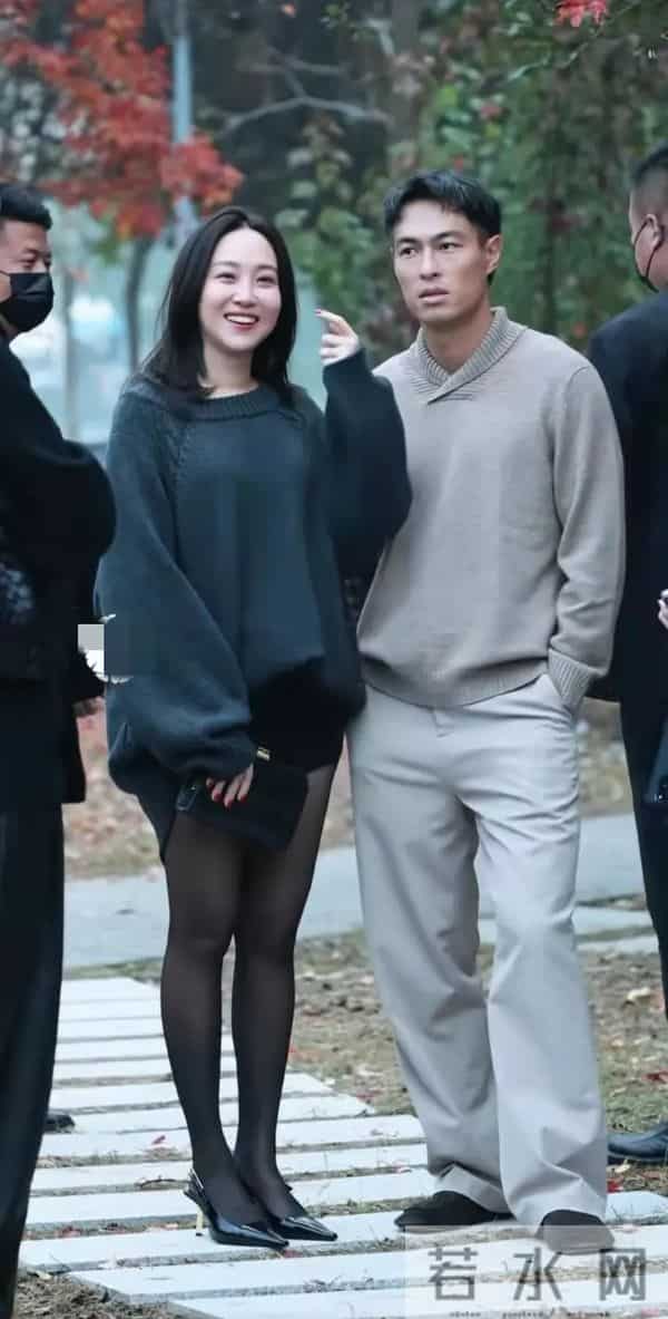 杨佑宁老婆看着好自然，气血很足的美，感觉很旺夫，穿搭真潮流