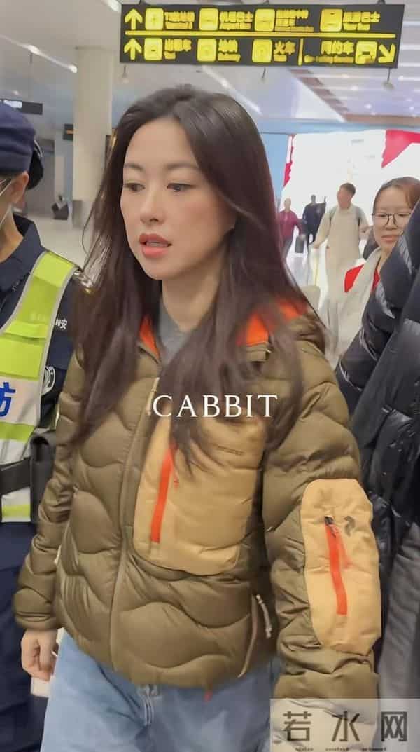 朱珠现身机场被偶遇 身穿吐司羽绒服搭牛仔裤 真是人美穿啥都好看