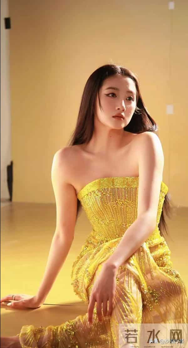 关晓彤最性感的一次蕾丝透视装光脚丫!国民闺女终于长大了