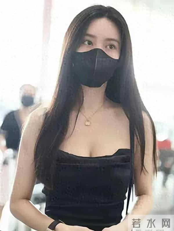 孟子义真空吊带裙现身机场，吊带下的腰臀比太惊艳 妥妥人间尤物！