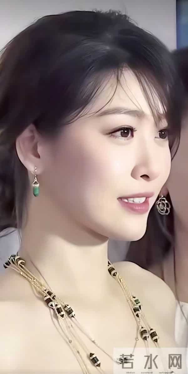 周丽淇真是360度的美,眼睛有特点,会放电,皮肤也是白皙无暇