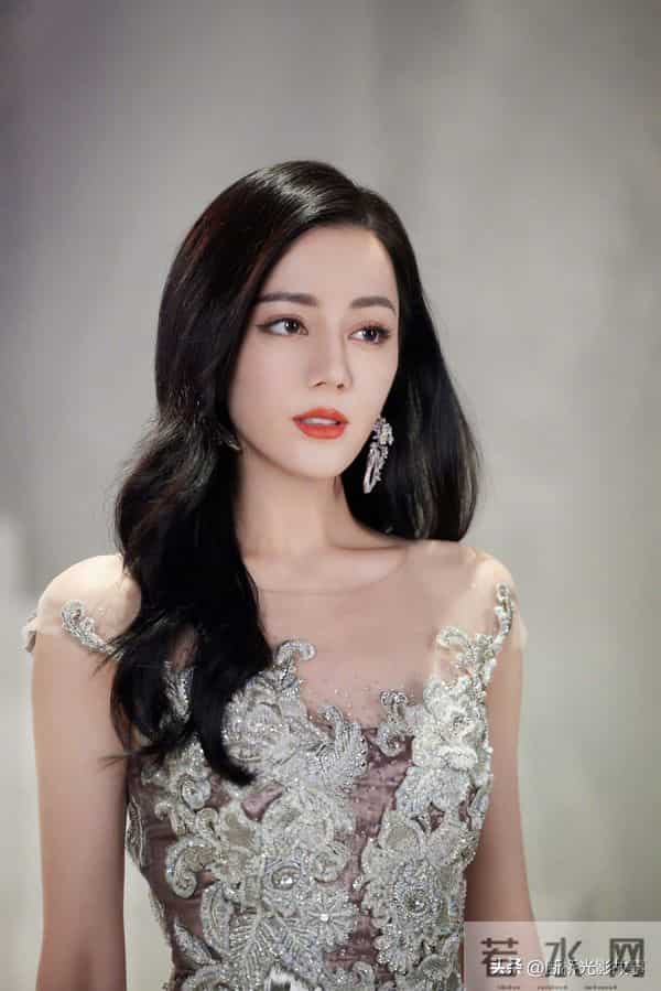 迪丽热巴银纱流苏裙:流光裹身,摇曳间自带高光