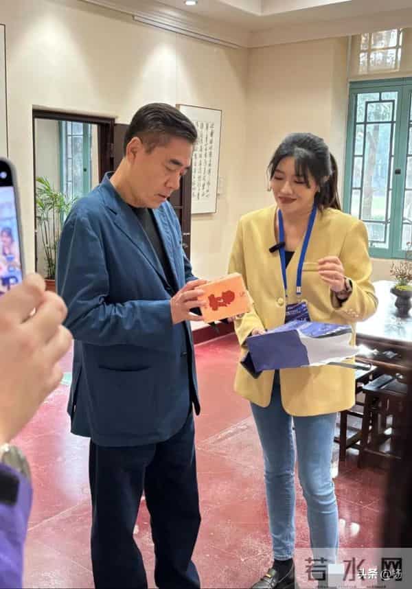 65岁陈宝国现身南京师范大学,一身正装气质儒雅,展现艺术修养!