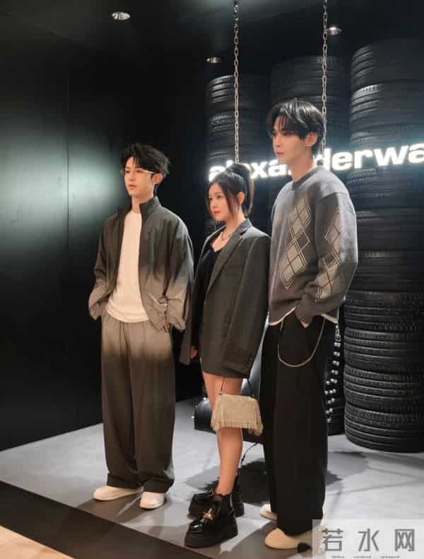 42岁陈妍希亮相活动,亮片西装配超短裤又美又飒,看着像二十出头